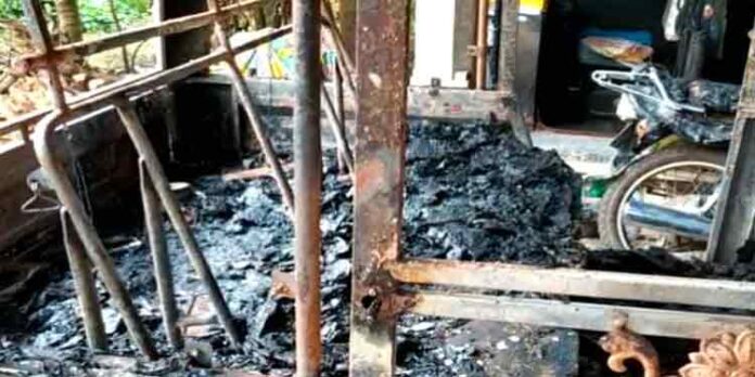 തൃശൂരിൽ വീടിന് നേരെ ആക്രമണം ; വാഹനങ്ങൾ കത്തിച്ചു ; പോലീസ് അന്വേഷണം തൃശൂരിൽ വീടിന് നേരെ ആക്രമണം ; വാഹനങ്ങൾ കത്തിച്ചു ; പോലീസ് അന്വേഷണം