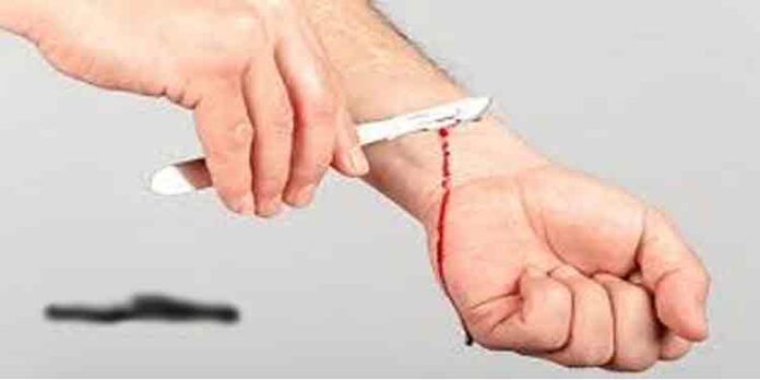 അയല് വീട്ടുകാരായ സ്ത്രീകളെ നോക്കി നഗ്നതാ പ്രദര്ശനം : പോലീസ് കേസെടുത്തപ്പോള് 58 കാരന് ആത്മഹത്യയ്ക്ക് ശ്രമിച്ചു അയല് വീട്ടുകാരായ സ്ത്രീകളെ നോക്കി നഗ്നതാ പ്രദര്ശനം : പോലീസ് കേസെടുത്തപ്പോള് 58 കാരന് ആത്മഹത്യയ്ക്ക് ശ്രമിച്ചു