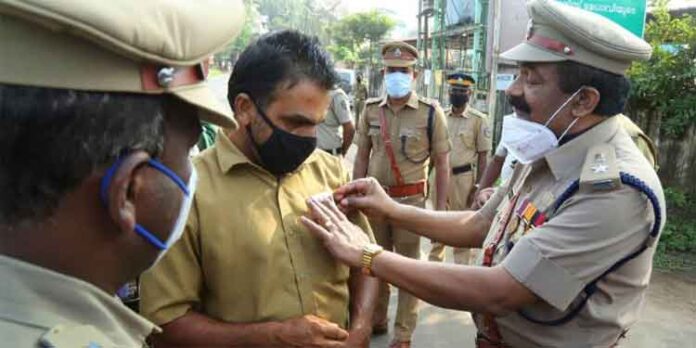 പോലീസ് പതാക ജനങ്ങളിലേക്ക് എത്തിച്ച് ജില്ലാ പോലീസ് പോലീസ് പതാക ജനങ്ങളിലേക്ക് എത്തിച്ച് ജില്ലാ പോലീസ്