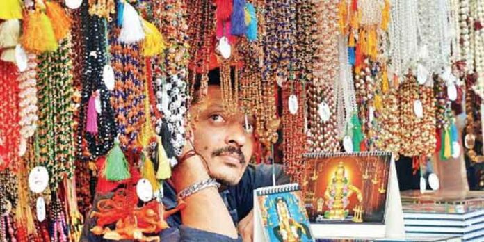 ശബരിമലയിലെ വ്യാപാരികള്ക്ക് ലേല കാലാവധി നീട്ടി നല്കണം ; നാളെ സെക്രട്ടറിയേറ്റ് പടിക്കല് പ്രതിഷേധ സമരം ശബരിമലയിലെ വ്യാപാരികള്ക്ക് ലേല കാലാവധി നീട്ടി നല്കണം ; നാളെ സെക്രട്ടറിയേറ്റ് പടിക്കല് പ്രതിഷേധ സമരം