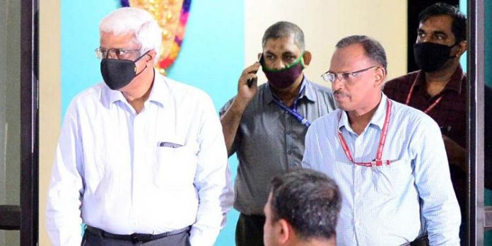 മുന്കൂര് ജാമ്യഹര്ജികള് ഹൈക്കോടതി പരിഗണിക്കുന്നു : തന്റെ ജോലിയും കുടുംബവും നശിച്ചു ; സമൂഹത്തില് തന്നെ ഒറ്റപ്പെടുത്തിയെന്നും ശിവശങ്കര് കോടതിയില് മുന്കൂര് ജാമ്യഹര്ജികള് ഹൈക്കോടതി പരിഗണിക്കുന്നു : തന്റെ ജോലിയും കുടുംബവും നശിച്ചു ; സമൂഹത്തില് തന്നെ ഒറ്റപ്പെടുത്തിയെന്നും ശിവശങ്കര് കോടതിയില്