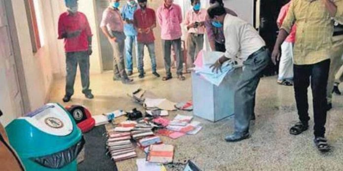 സെക്രട്ടറിയേറ്റിലെ തീപിടുത്തം : ഷോര്ട്ട് സര്ക്യൂട്ടല്ലെന്നു കെമിസ്ട്രി വിഭാഗത്തിന്റെയും റിപ്പോര്ട്ട് സെക്രട്ടറിയേറ്റിലെ തീപിടുത്തം : ഷോര്ട്ട് സര്ക്യൂട്ടല്ലെന്നു കെമിസ്ട്രി വിഭാഗത്തിന്റെയും റിപ്പോര്ട്ട്