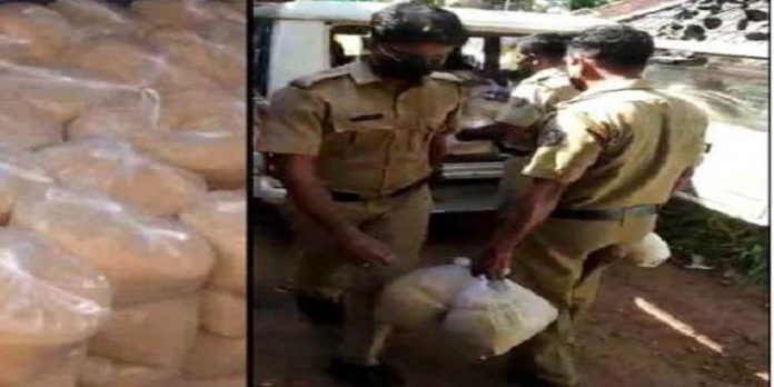 മുഖ്യമന്ത്രിയുടെ നാടായ തലശ്ശേരിയില് വോട്ടര്മാരെ സ്വാധീനിക്കാന് സി.പി.എമ്മിന്റെ അരി വിതരണം ; പ്രതിക്ഷേധവുമായി ബി.ജെ.പി മുഖ്യമന്ത്രിയുടെ നാടായ തലശ്ശേരിയില് വോട്ടര്മാരെ സ്വാധീനിക്കാന് സി.പി.എമ്മിന്റെ അരി വിതരണം ; പ്രതിക്ഷേധവുമായി ബി.ജെ.പി