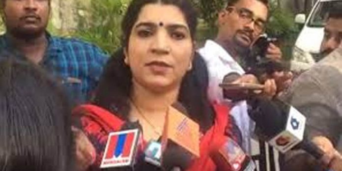 സോളാര് പീഡനക്കേസില് പരാതിക്കാരി വ്യാഴാഴ്ച രഹസ്യമൊഴി നല്കില്ല സോളാര് പീഡനക്കേസില് പരാതിക്കാരി വ്യാഴാഴ്ച രഹസ്യമൊഴി നല്കില്ല