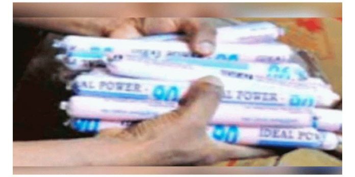വാളയാറില് രേഖകളില്ലാതെ കടത്തിയ വന് സ്ഫോടക ശേഖരം പിടികൂടി വാളയാറില് രേഖകളില്ലാതെ കടത്തിയ വന് സ്ഫോടക ശേഖരം പിടികൂടി