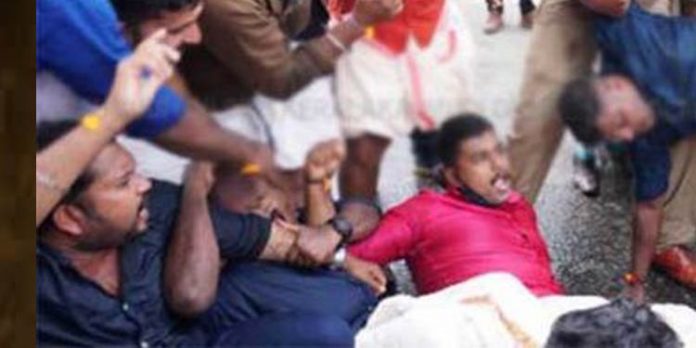 യുവമോര്ച്ച മാര്ച്ച് ബാരിക്കേഡുകള് മറികടക്കാന് ശ്രമിച്ച പ്രവര്ത്തകര്ക്ക് നേരെ ജലപീരങ്കി യുവമോര്ച്ച മാര്ച്ച് ബാരിക്കേഡുകള് മറികടക്കാന് ശ്രമിച്ച പ്രവര്ത്തകര്ക്ക് നേരെ ജലപീരങ്കി