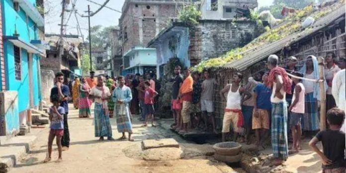 ഝാര്ഖണ്ഡില് ഇരുനില കെട്ടിടത്തിന്റെ ടെറസില് നിന്ന് സ്ത്രീ അഞ്ചു കുട്ടികളെ താഴേക്ക് വലിച്ചെറിഞ്ഞു , രണ്ടു കുട്ടികളുടെ നില ഗുരുതരം ഝാര്ഖണ്ഡില് ഇരുനില കെട്ടിടത്തിന്റെ ടെറസില് നിന്ന് സ്ത്രീ അഞ്ചു കുട്ടികളെ താഴേക്ക് വലിച്ചെറിഞ്ഞു , രണ്ടു കുട്ടികളുടെ നില ഗുരുതരം
