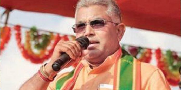 പശ്ചിമ ബംഗാള് ബിജെപി അദ്ധ്യക്ഷന് ദിലീപ് ഘോഷിന്റെ വാഹനത്തിന് നേരെ ആക്രമണം പശ്ചിമ ബംഗാള് ബിജെപി അദ്ധ്യക്ഷന് ദിലീപ് ഘോഷിന്റെ വാഹനത്തിന് നേരെ ആക്രമണം