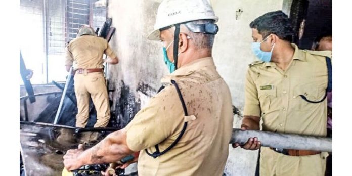 കൂനമ്മാവിനു സമീപം സര്വ്വീസ് സെന്ററില് തീപിടിത്തം കൂനമ്മാവിനു സമീപം സര്വ്വീസ് സെന്ററില് തീപിടിത്തം