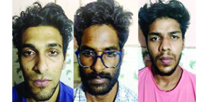 വ്യാജ വിലാസത്തില് മുക്കുപണ്ടം പണയം വെച്ച് പണം തട്ടിയ സംഘത്തെ പോലീസ് പിടികൂടി വ്യാജ വിലാസത്തില് മുക്കുപണ്ടം പണയം വെച്ച് പണം തട്ടിയ സംഘത്തെ പോലീസ് പിടികൂടി