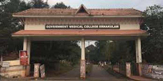 എറണാകുളം മെഡിക്കല് കോളജിലെ കോവിഡ് മരണം ; ബന്ധുക്കള്ക്ക് നല്കിയ നോട്ടീസ് തിരികെ ചോദിച്ച് പോലീസ് എറണാകുളം മെഡിക്കല് കോളജിലെ കോവിഡ് മരണം ; ബന്ധുക്കള്ക്ക് നല്കിയ നോട്ടീസ് തിരികെ ചോദിച്ച് പോലീസ്