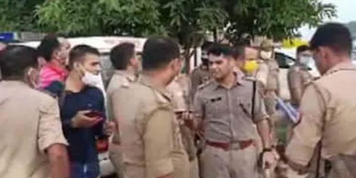ചോദ്യം ചെയ്യാന് വിളിക്കുന്നവരെ നിശ്ചിത സമയത്തില് കൂടുതല് കസ്റ്റഡിയില് വെക്കാന് പാടില്ല : കേന്ദ്ര മാര്ഗരേഖ ചോദ്യം ചെയ്യാന് വിളിക്കുന്നവരെ നിശ്ചിത സമയത്തില് കൂടുതല് കസ്റ്റഡിയില് വെക്കാന് പാടില്ല : കേന്ദ്ര മാര്ഗരേഖ