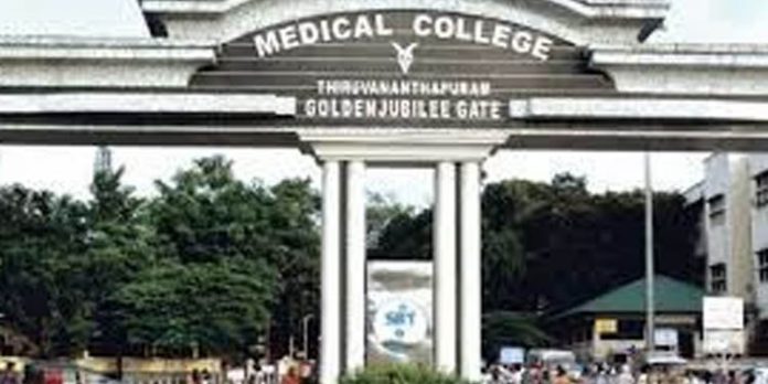 കൊവിഡ് ഡ്യൂട്ടിക്ക് ശേഷം അവധി നല്കാത്തതിനെതിരെ ഒരു മണിക്കൂര് ഡ്യൂട്ടി ബഹിഷ്കരിച്ച് നഴ്സുമാര് കൊവിഡ് ഡ്യൂട്ടിക്ക് ശേഷം അവധി നല്കാത്തതിനെതിരെ ഒരു മണിക്കൂര് ഡ്യൂട്ടി ബഹിഷ്കരിച്ച് നഴ്സുമാര്