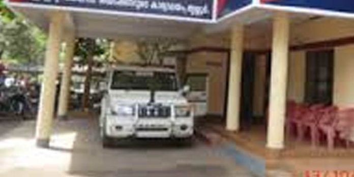 പോലീസ് സ്റ്റേഷനിലേക്ക് വിളിച്ചുവരുത്തിയ വീട്ടമ്മ ആത്മഹത്യക്ക് ശ്രമിച്ചു പോലീസ് സ്റ്റേഷനിലേക്ക് വിളിച്ചുവരുത്തിയ വീട്ടമ്മ ആത്മഹത്യക്ക് ശ്രമിച്ചു