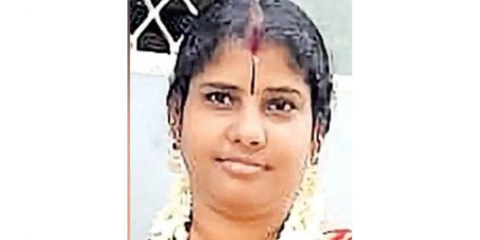 ചപ്പുചവറുകളും കരിയിലകളും കൂട്ടിയിട്ടു കത്തിക്കുന്നതിനിടെ വസ്ത്രത്തില് തീ പടര്ന്ന് പൊള്ളലേറ്റ യുവതി മരിച്ചു ചപ്പുചവറുകളും കരിയിലകളും കൂട്ടിയിട്ടു കത്തിക്കുന്നതിനിടെ വസ്ത്രത്തില് തീ പടര്ന്ന് പൊള്ളലേറ്റ യുവതി മരിച്ചു