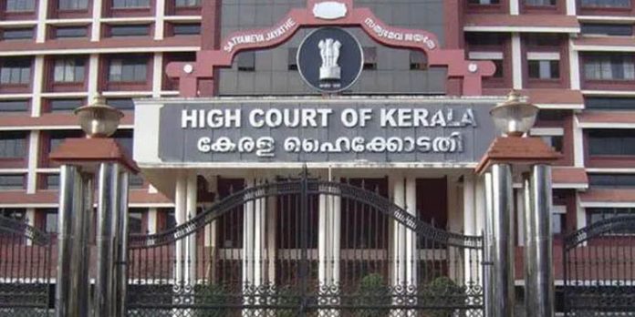 അപമാനിക്കുന്ന തരത്തിലുള്ള ചോദ്യങ്ങള് ഉണ്ടായി ; പലപ്പോഴും കോടതിമുറിയില്വെച്ച് കരയേണ്ടിവന്നു : ആക്രമിക്കപ്പെട്ട നടി അപമാനിക്കുന്ന തരത്തിലുള്ള ചോദ്യങ്ങള് ഉണ്ടായി ; പലപ്പോഴും കോടതിമുറിയില്വെച്ച് കരയേണ്ടിവന്നു : ആക്രമിക്കപ്പെട്ട നടി