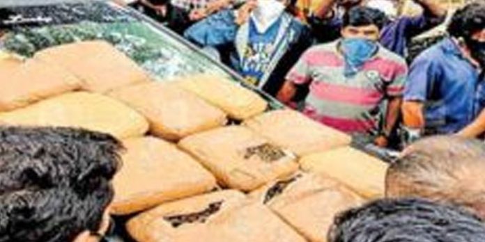 മൂന്നംഗസംഘം ബെംഗളൂരുവില് നിന്ന് കാറില് കടത്തിക്കൊണ്ടു വന്ന 25 കിലോ കഞ്ചാവ് പോലീസ് പിടികൂടി മൂന്നംഗസംഘം ബെംഗളൂരുവില് നിന്ന് കാറില് കടത്തിക്കൊണ്ടു വന്ന 25 കിലോ കഞ്ചാവ് പോലീസ് പിടികൂടി