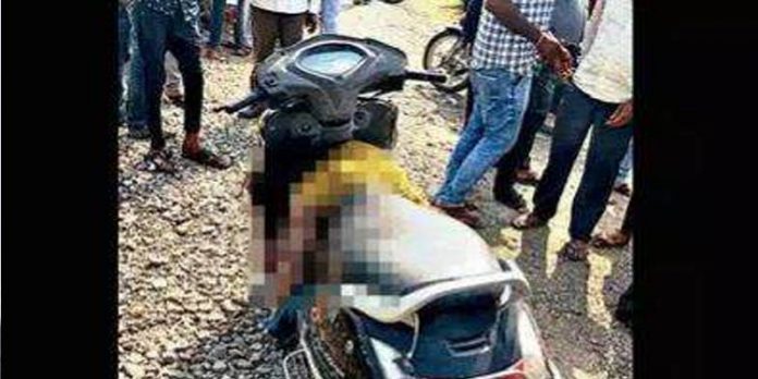 കാട്ടില് ഉപേക്ഷിക്കാന് ഭാര്യയുടെ മൃതദേഹവുമായി സ്കൂട്ടറില് സഞ്ചരിച്ചത് കിലോമീറ്ററുകള് ; നാട്ടുകാര് പിടികൂടി പോലീസില് ഏല്പ്പിച്ചു കാട്ടില് ഉപേക്ഷിക്കാന് ഭാര്യയുടെ മൃതദേഹവുമായി സ്കൂട്ടറില് സഞ്ചരിച്ചത് കിലോമീറ്ററുകള് ; നാട്ടുകാര് പിടികൂടി പോലീസില് ഏല്പ്പിച്ചു