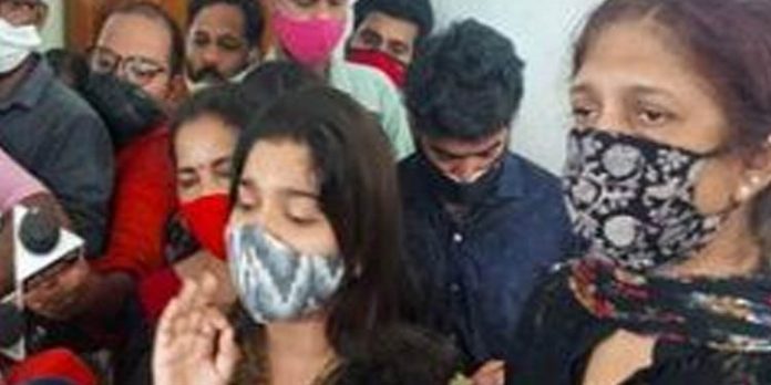 ഡെബിറ്റ് കാര്ഡ് ലിങ്ക് ചെയ്തിരിക്കുന്നത് ബിനീഷിന്റെ ഏറ്റവും അടുത്ത കുടുംബാംഗത്തിന്റെ ഫോണുമായി ഡെബിറ്റ് കാര്ഡ് ലിങ്ക് ചെയ്തിരിക്കുന്നത് ബിനീഷിന്റെ ഏറ്റവും അടുത്ത കുടുംബാംഗത്തിന്റെ ഫോണുമായി
