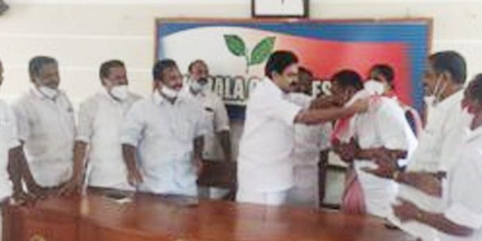ജോസഫ് ഗ്രൂപ്പിലെ കൗണ്സിലറും മണ്ഡലം പ്രസിഡന്റും ജോസ് ഗ്രൂപ്പിലേയ്ക്കു പോയി ജോസഫ് ഗ്രൂപ്പിലെ കൗണ്സിലറും മണ്ഡലം പ്രസിഡന്റും ജോസ് ഗ്രൂപ്പിലേയ്ക്കു പോയി