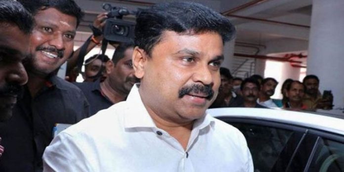 നടിയെ ആക്രമിച്ച കേസിലെ മാപ്പുസാക്ഷിയെ ഭീഷണിപ്പെടുത്തിയതിന് കൊല്ലം സ്വദേശി എം പ്രദീപ്കുമാറിനെ പ്രതിയാക്കി കേസെടുത്തു നടിയെ ആക്രമിച്ച കേസിലെ മാപ്പുസാക്ഷിയെ ഭീഷണിപ്പെടുത്തിയതിന് കൊല്ലം സ്വദേശി എം പ്രദീപ്കുമാറിനെ പ്രതിയാക്കി കേസെടുത്തു