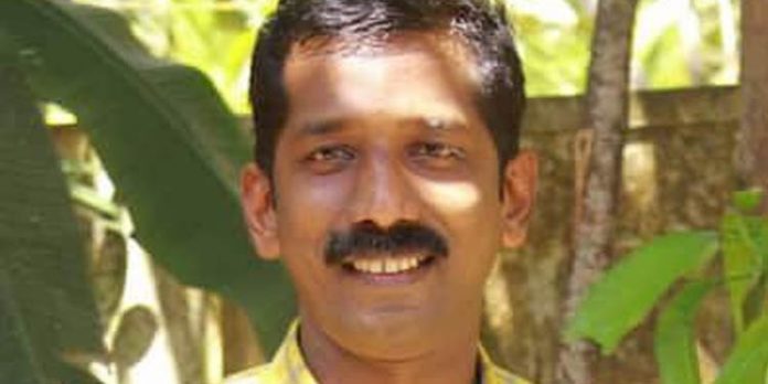 സിപിഎം സ്ഥാനാര്ത്ഥിക്കെതിരെ മത്സരരംഗത്ത് വിഎസ്സിന്റെ പേഴ്സണല് സ്റ്റാഫ് സിപിഎം സ്ഥാനാര്ത്ഥിക്കെതിരെ മത്സരരംഗത്ത് വിഎസ്സിന്റെ പേഴ്സണല് സ്റ്റാഫ്