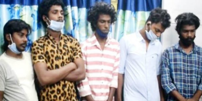 മൊബൈല് ഷോപ്പ് കുത്തിത്തുറന്ന് മോഷണം : അഞ്ചുപേര് പിടിയില് മൊബൈല് ഷോപ്പ് കുത്തിത്തുറന്ന് മോഷണം : അഞ്ചുപേര് പിടിയില്