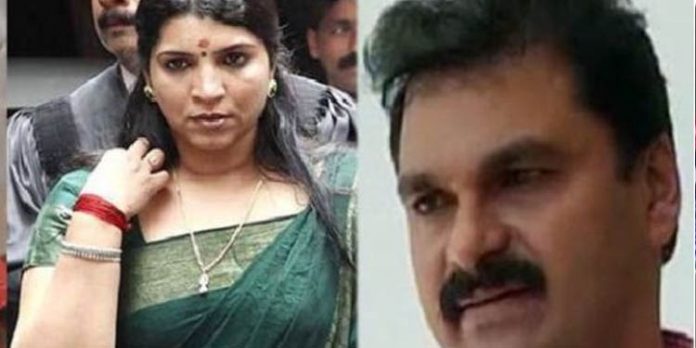 മനോജ് കുമാര് നടത്തിയ വെളിപ്പെടുത്തല് നിഷേധിച്ച് സരിത എസ് നായര് മനോജ് കുമാര് നടത്തിയ വെളിപ്പെടുത്തല് നിഷേധിച്ച് സരിത എസ് നായര്