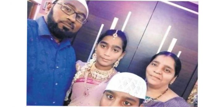 നാലംഗ കുടുംബം ട്രെയിനിന് മുന്നില്ചാടി ജീവനൊടുക്കിയ സംഭവത്തില് രണ്ട് പോലീസുകാര് അറസ്റ്റില് നാലംഗ കുടുംബം ട്രെയിനിന് മുന്നില്ചാടി ജീവനൊടുക്കിയ സംഭവത്തില് രണ്ട് പോലീസുകാര് അറസ്റ്റില്
