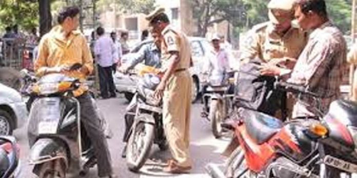 ഗതാഗത നിയമലംഘനങ്ങള്ക്കുള്ള പിഴ കുറച്ച നടപടിയില് മാറ്റമില്ലാതെ തുടരാന് തീരുമാനിച്ച് കേരളം ഗതാഗത നിയമലംഘനങ്ങള്ക്കുള്ള പിഴ കുറച്ച നടപടിയില് മാറ്റമില്ലാതെ തുടരാന് തീരുമാനിച്ച് കേരളം