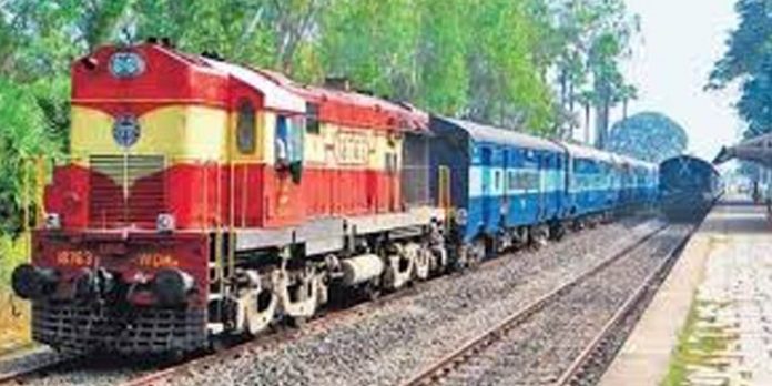 തീവണ്ടിക്ക് മുകളില് കയറി സെല്ഫി എടുക്കാന് ശ്രമിച്ച പതിനഞ്ചുകാരന് ഷോക്കേറ്റ് മരിച്ചു തീവണ്ടിക്ക് മുകളില് കയറി സെല്ഫി എടുക്കാന് ശ്രമിച്ച പതിനഞ്ചുകാരന് ഷോക്കേറ്റ് മരിച്ചു