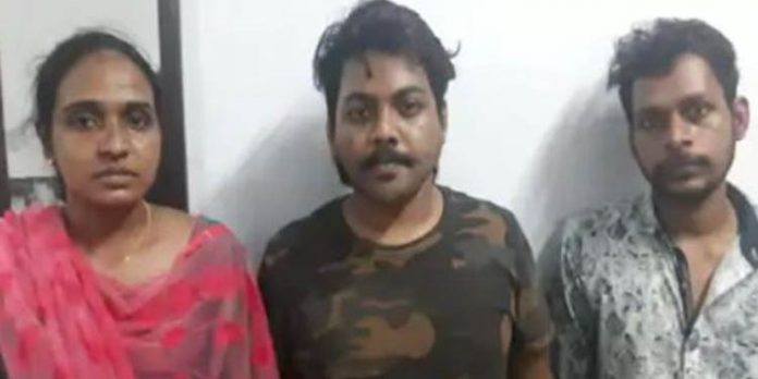 ഹണിട്രാപ്പില്പെടുത്തി ഡോക്ടറില് നിന്ന് 5 ലക്ഷം രൂപ തട്ടിയെടുക്കാന് ശ്രമിച്ച സ്ത്രീയടക്കം 3 പേര് പിടിയില് ഹണിട്രാപ്പില്പെടുത്തി ഡോക്ടറില് നിന്ന് 5 ലക്ഷം രൂപ തട്ടിയെടുക്കാന് ശ്രമിച്ച സ്ത്രീയടക്കം 3 പേര് പിടിയില്