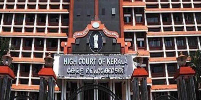 പരസ്പര സമ്മതത്തോടെയുള്ള ലൈംഗികബന്ധമെന്ന് യുവതി കോടതിയില് ; ഹെല്ത്ത് ഇന്സ്പെക്ടര്ക്ക് ജാമ്യം പരസ്പര സമ്മതത്തോടെയുള്ള ലൈംഗികബന്ധമെന്ന് യുവതി കോടതിയില് ; ഹെല്ത്ത് ഇന്സ്പെക്ടര്ക്ക് ജാമ്യം