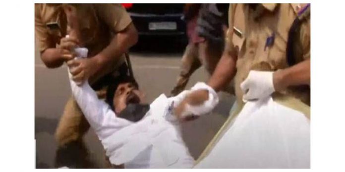 വേല്മുരുകന്റെ മൃതദേഹം കാണാനെത്തിയ ടി സിദ്ദിഖ് അടക്കമുള്ള കോണ്ഗ്രസ് നേതാക്കള് അറസ്റ്റില് വേല്മുരുകന്റെ മൃതദേഹം കാണാനെത്തിയ ടി സിദ്ദിഖ് അടക്കമുള്ള കോണ്ഗ്രസ് നേതാക്കള് അറസ്റ്റില്