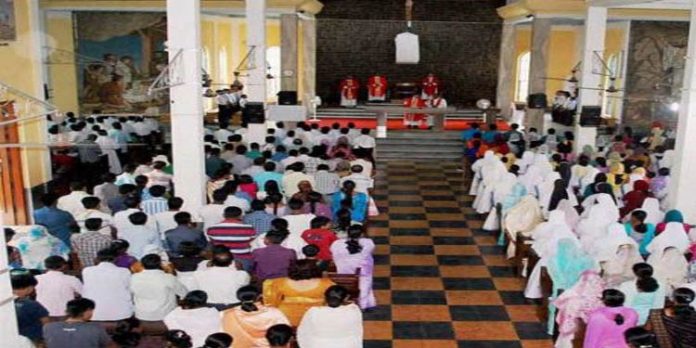 മിശ്ര വിവാഹം പള്ളിയില് വെച്ചുവേണ്ട ; പ്രതിഷേധവുമായി ഒരു കൂട്ടം വിശ്വാസികള് മിശ്ര വിവാഹം പള്ളിയില് വെച്ചുവേണ്ട ; പ്രതിഷേധവുമായി ഒരു കൂട്ടം വിശ്വാസികള്