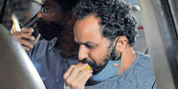 മയക്കുമരുന്ന് കടത്തല് : ബിനീഷ് കോടിയേരിയുടെ വീട്ടിലും സ്ഥാപനങ്ങളിലും പരിശോധന മയക്കുമരുന്ന് കടത്തല് : ബിനീഷ് കോടിയേരിയുടെ വീട്ടിലും സ്ഥാപനങ്ങളിലും പരിശോധന