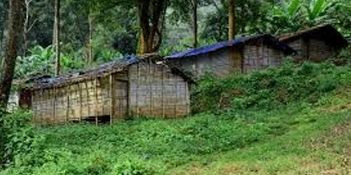 വനഭൂമി സ്വകാര്യ സ്ഥാപനത്തിന് ; കരാര് റദ്ദാക്കണമെന്നാവശ്യപ്പെട്ട് ആദിവാസികള് ഗവര്ണര് ആരിഫ് മുഹമ്മദ് ഖാന് നിവേദനം നല്കി വനഭൂമി സ്വകാര്യ സ്ഥാപനത്തിന് ; കരാര് റദ്ദാക്കണമെന്നാവശ്യപ്പെട്ട് ആദിവാസികള് ഗവര്ണര് ആരിഫ് മുഹമ്മദ് ഖാന് നിവേദനം നല്കി