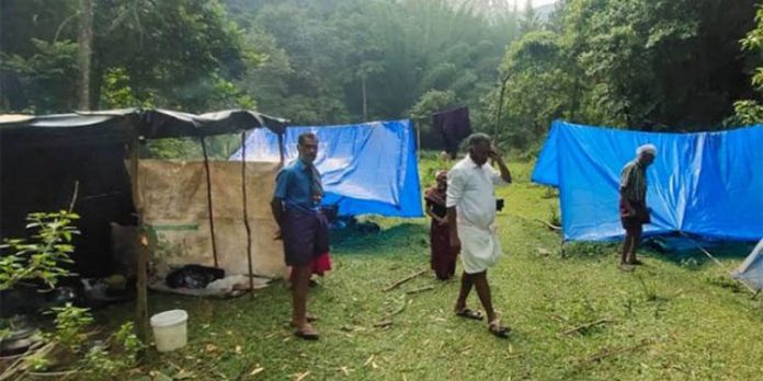 പെരിഞ്ചാംകുട്ടിയില് വീണ്ടും കുടില്കെട്ടി സമരം നടത്തിയ ആദിവാസി കുടുംബങ്ങളെ വനംവകുപ്പ് അറസ്റ്റ് ചെയ്ത് നീക്കി പെരിഞ്ചാംകുട്ടിയില് വീണ്ടും കുടില്കെട്ടി സമരം നടത്തിയ ആദിവാസി കുടുംബങ്ങളെ വനംവകുപ്പ് അറസ്റ്റ് ചെയ്ത് നീക്കി