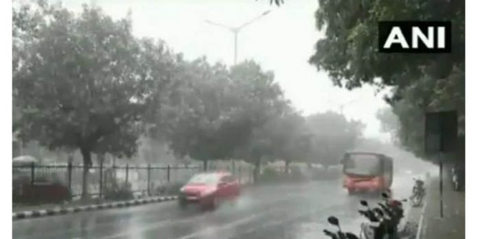 ഡല്ഹിയില് കനത്ത മഴ : വായു മലിനീകരണത്തിന് അല്പം ആശ്വാസം ഡല്ഹിയില് കനത്ത മഴ : വായു മലിനീകരണത്തിന് അല്പം ആശ്വാസം