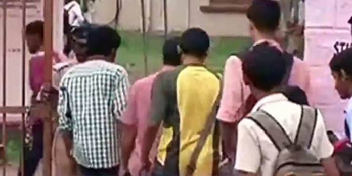 ട്യൂഷന് സെന്ററുകള്, നൃത്തവിദ്യാലയങ്ങള് ഉള്പ്പെടെ തുറന്ന് പ്രവര്ത്തിക്കാം ; സംസ്ഥാനത്ത് കോവിഡ് നിയന്ത്രണങ്ങള്ക്ക് കൂടുതല് ഇളവുകള് ട്യൂഷന് സെന്ററുകള്, നൃത്തവിദ്യാലയങ്ങള് ഉള്പ്പെടെ തുറന്ന് പ്രവര്ത്തിക്കാം ; സംസ്ഥാനത്ത് കോവിഡ് നിയന്ത്രണങ്ങള്ക്ക് കൂടുതല് ഇളവുകള്