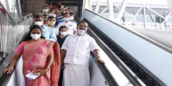 സംസ്ഥാനത്തെ ആദ്യ എസ്കലേറ്റര് കം എലിവേറ്റര് കം ഫൂട് ഓവര് ബ്രിഡ്ജ് കോഴിക്കോട്ട് മുഖ്യമന്ത്രി ഉദ്ഘാടനം ചെയ്തു സംസ്ഥാനത്തെ ആദ്യ എസ്കലേറ്റര് കം എലിവേറ്റര് കം ഫൂട് ഓവര് ബ്രിഡ്ജ് കോഴിക്കോട്ട് മുഖ്യമന്ത്രി ഉദ്ഘാടനം ചെയ്തു
