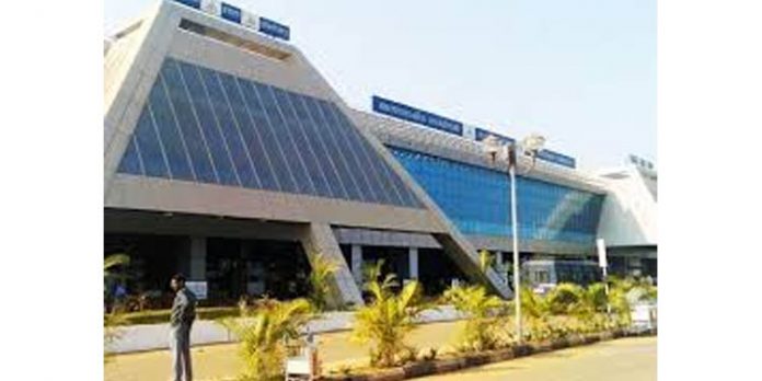 കരിപ്പൂരില് സ്വര്ണം കടത്താന് ശ്രമിച്ച പ്രതി കസ്റ്റംസ് ഉദ്യോഗസ്ഥരെ ആക്രമിച്ച് രക്ഷപ്പെട്ടു കരിപ്പൂരില് സ്വര്ണം കടത്താന് ശ്രമിച്ച പ്രതി കസ്റ്റംസ് ഉദ്യോഗസ്ഥരെ ആക്രമിച്ച് രക്ഷപ്പെട്ടു