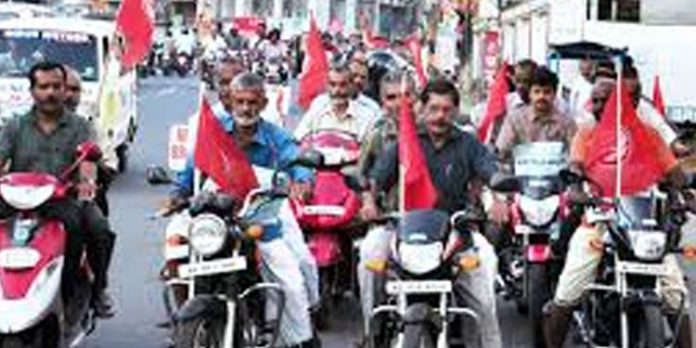 കണ്ടെയിന്മെന്റ് സോണുകളില് വാഹനങ്ങള് ഉപയോഗിച്ചുള്ള പ്രചാരണത്തിന് അനുമതിയില്ല കണ്ടെയിന്മെന്റ് സോണുകളില് വാഹനങ്ങള് ഉപയോഗിച്ചുള്ള പ്രചാരണത്തിന് അനുമതിയില്ല