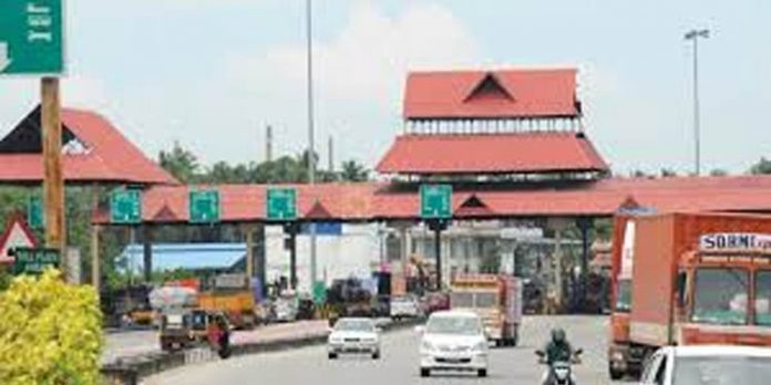 പാലിയേക്കര ടോള്പ്ലാസയില് പുതിയ ജീവനക്കാരെയെത്തിച്ച് പിരിവ് തുടരാന് ശ്രമം പാലിയേക്കര ടോള്പ്ലാസയില് പുതിയ ജീവനക്കാരെയെത്തിച്ച് പിരിവ് തുടരാന് ശ്രമം