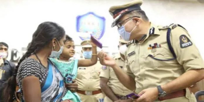 തട്ടിക്കൊണ്ടു പോയ മൂന്നു വയസ്സുകാരിയെ പോലീസ് കണ്ടെത്തി തട്ടിക്കൊണ്ടു പോയ മൂന്നു വയസ്സുകാരിയെ പോലീസ് കണ്ടെത്തി