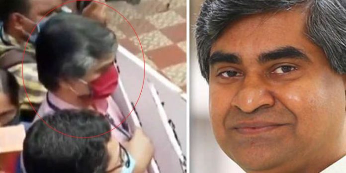 കോടിയേരി ബാലകൃഷ്ണന്റെ വീട്ടില് എന്ഫോഴ്സമെന്റ് ഡയറക്ടറേറ്റിന് പ്രതിരോധം സൃഷ്ട്രിക്കാനെത്തിയവരില് സംശയത്തിന്റെ നിഴലിലുള്ള പുരോഹിതനും കോടിയേരി ബാലകൃഷ്ണന്റെ വീട്ടില് എന്ഫോഴ്സമെന്റ് ഡയറക്ടറേറ്റിന് പ്രതിരോധം സൃഷ്ട്രിക്കാനെത്തിയവരില് സംശയത്തിന്റെ നിഴലിലുള്ള പുരോഹിതനും