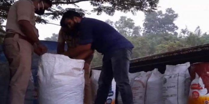 ലോറിയില് കടത്തുകയായിരുന്ന 125 കിലോ കഞ്ചാവ് പിടികൂടി ലോറിയില് കടത്തുകയായിരുന്ന 125 കിലോ കഞ്ചാവ് പിടികൂടി