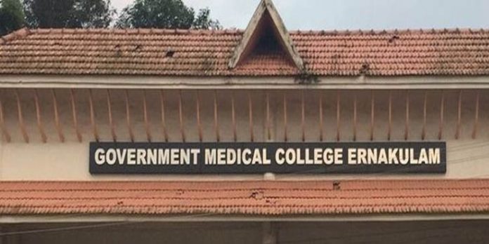കളമശ്ശേരി മെഡിക്കല് കോളേജിലെ ചികിത്സ പിഴവ് വെളിപ്പെടുത്തിയ ഡോക്ടര്ക്കെതിരെ സൈബര് ആക്രമണം കളമശ്ശേരി മെഡിക്കല് കോളേജിലെ ചികിത്സ പിഴവ് വെളിപ്പെടുത്തിയ ഡോക്ടര്ക്കെതിരെ സൈബര് ആക്രമണം