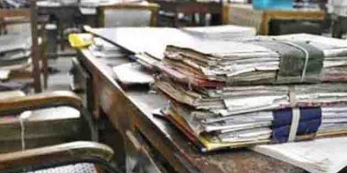 ശമ്പളമില്ലാതെ അവധിയെടുക്കാനുള്ള കാലാവധി വെട്ടിക്കുറച്ചു ; ജോലിയ്ക്ക് ഹാജരാകാതിരുന്നാല് രാജിവെച്ചതായി കണക്കാക്കും ശമ്പളമില്ലാതെ അവധിയെടുക്കാനുള്ള കാലാവധി വെട്ടിക്കുറച്ചു ; ജോലിയ്ക്ക് ഹാജരാകാതിരുന്നാല് രാജിവെച്ചതായി കണക്കാക്കും