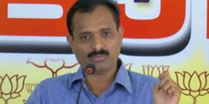 വി.വി രാജേഷ് നാമനിര്ദ്ദേശ പത്രിക സമര്പ്പിച്ചത് തെരഞ്ഞെടുപ്പ് ചട്ടം ലംഘിച്ചുകൊണ്ട് വി.വി രാജേഷ് നാമനിര്ദ്ദേശ പത്രിക സമര്പ്പിച്ചത് തെരഞ്ഞെടുപ്പ് ചട്ടം ലംഘിച്ചുകൊണ്ട്